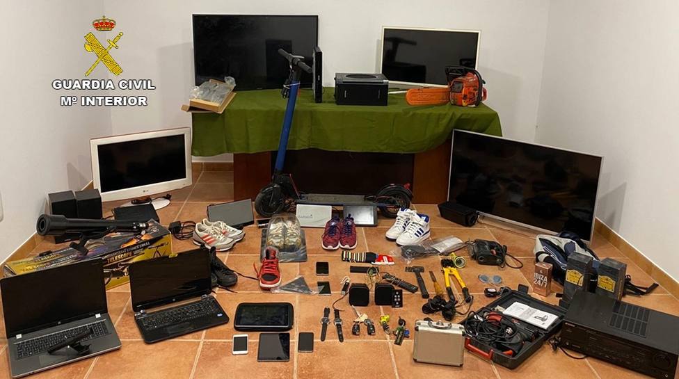 Detenidos dos jóvenes e investigado un tercero por 40 robos en viviendas, comercios y vehículos de Campos (Mallorca)