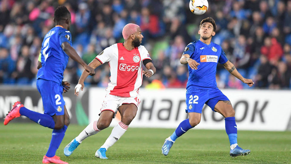 Damian Suárez y Ryan Babel, durane el Getafe - Ajax de Europa League. CORDONPRESS
