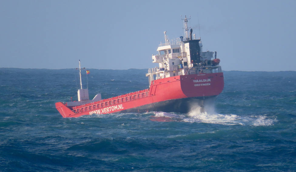 Un buque mercante sufriendo un temporal en nuestras costas - FOTO: José R. Montero