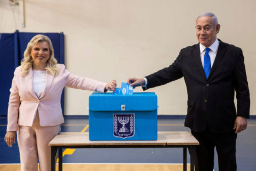 Netanyahu adelanta a Gantz y roza la mayoría, según sondeos a pie de urna en Israel