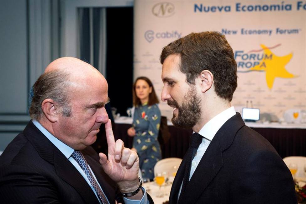 El vicepresidente del Banco Central Europeo, Luis de Guindos, conversa con Pablo Casado