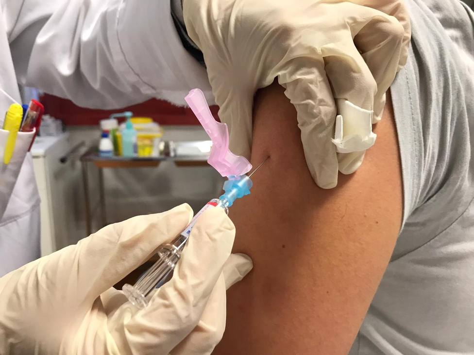 Los sanitarios destacan la importancia de la vacuna contra la gripe en una temporada compleja por la covid-19