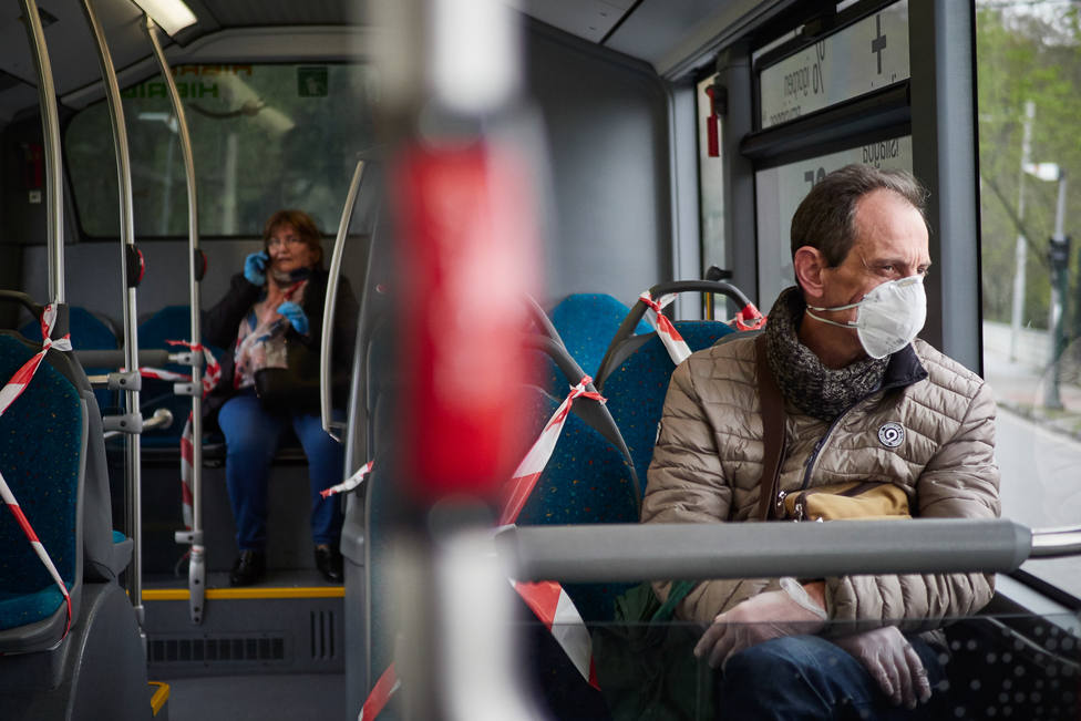 Foto de archivo de unos usuarios en un autobús urbano - FOTO: Europa Press / Eduardo Sanz