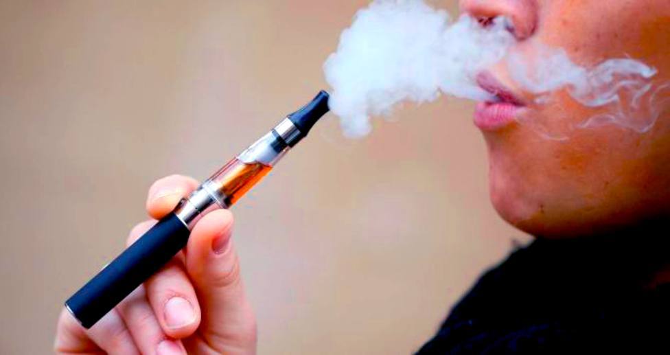 Sanidad y comunidades advierten del riesgo de fumar cigarrillos electrónicos