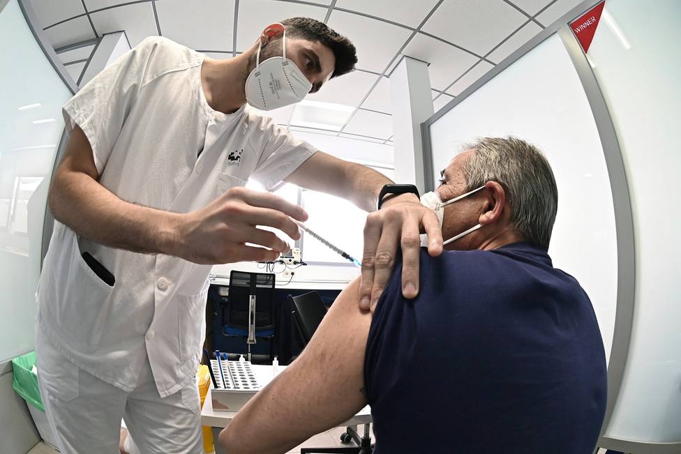 ¿Debería España eliminar las franjas de edad para vacunar? La estrategia que ya se está aplicando en Europa