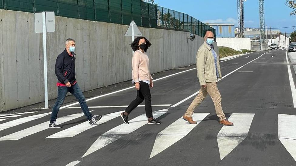 Fernando Suárez, Mónica Freire y Pablo Vizoso cruzando la calle al más puro estilo Beatles
