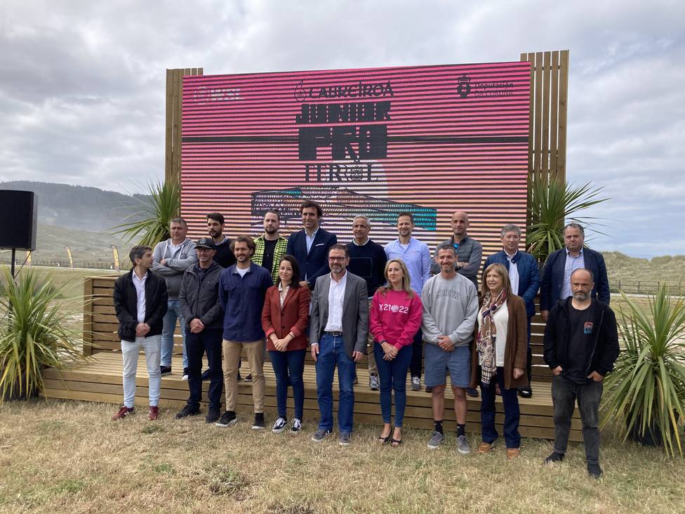 Organizadores y representantes políticos en la inauguración oficial de la prueba - FOTO: Concello de Ferrol