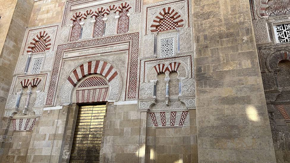 La puerta de la Concepción Antigua en la Mezquita-Catedral resplandece tras su restauración