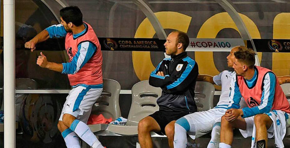 Luis Suárez golpea el banquillo tras saber que no jugaría ante Venezuela. Foto: Copa América.