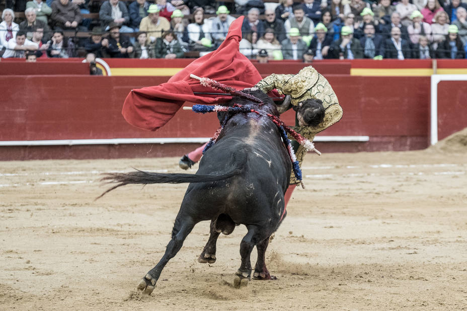 Juan José Padilla en el momento de la cogida en la plaza de toros de Valencia.