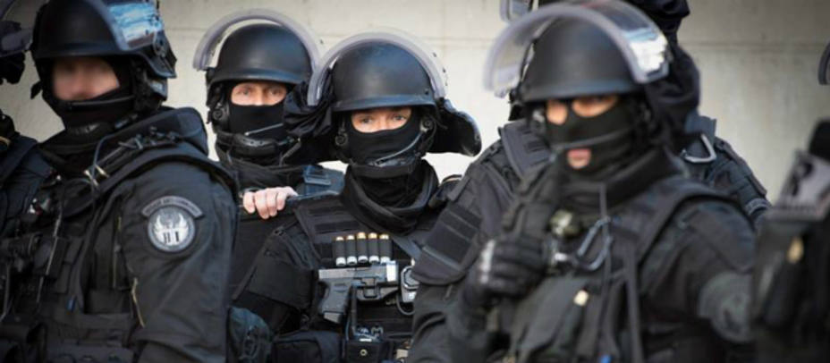Miembros de las Brigadas de Intervención e Investigación durante el asalto de Saint Denis. EFE/FRANCIS PELLIER/DICOM/MINISTERIO DEL INTERIOR