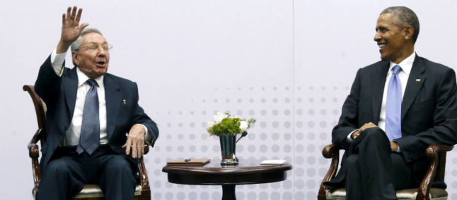 Barack Obama y Rául Castro reunidos en la VII Cumbre de las Américas (Panamá). REUTERS