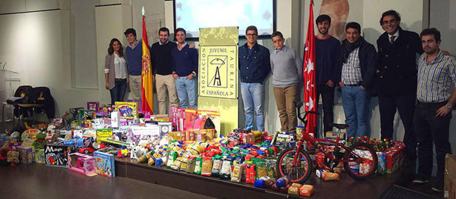 Los miembros de la Asociación Juvenil Taurina Española junto a los juguetes y alimentos recogidos en Las Ventas. @AJTE_
