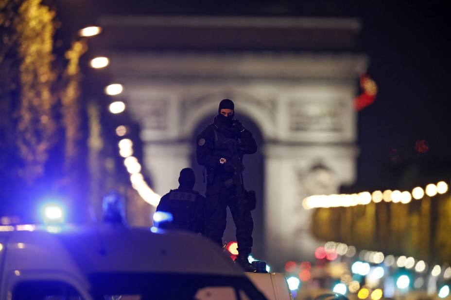 Miembros de la Policía francesa custodian la zona luego de que se registrara un tiroteo en los Campos Elíseos, en París (Francia)