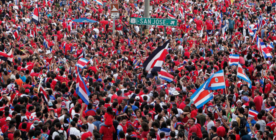 Miles de costarricenses celebran la clasificación en las calles de San José. Reuters.
