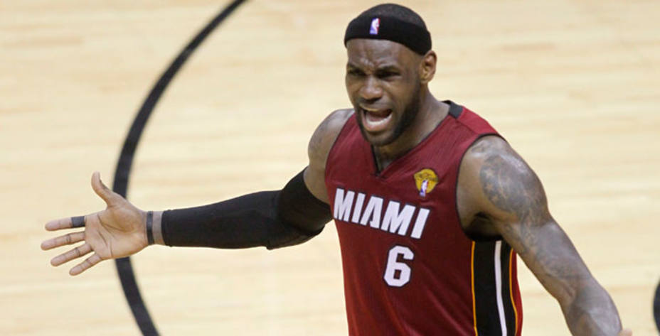 LeBron James quiere ser el jugador mejor pagado de los Heat. Reuters.