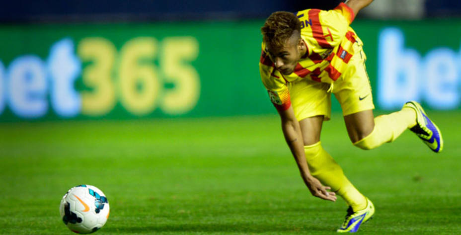 Neymar luchando por un balón con el Barcelona. Reuters.