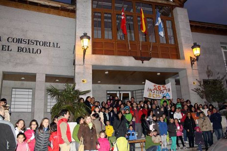 Padres y alumnos del colegio San Sebastián se concentran frente al Ayuntamiento