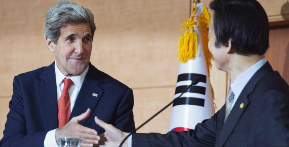 John Kerry saluda al ministro de exteriores de Corea del Sur, Yun Byung-se. REUTERS