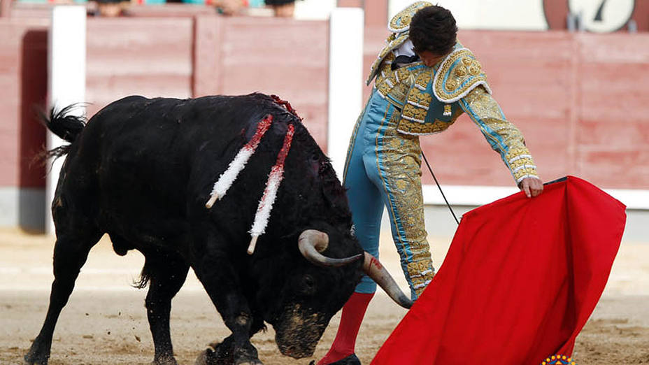 Natural de Sebastián Castella al bravo Hebrea, el toro de Jandilla premiado con la vuelta al ruedo.