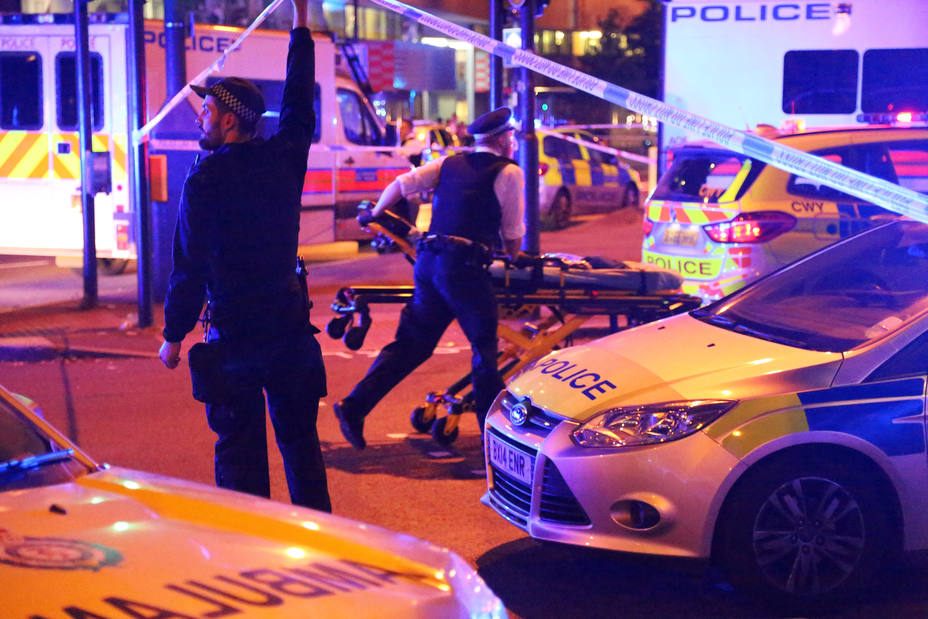 Agentes de la Policía británica en el lugar del ataque terrorista en Londres