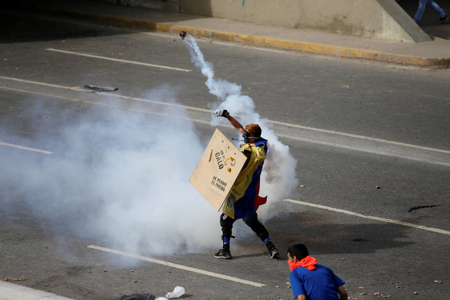 Un opositor al régimen de Maduro protesta en las calles de Caracas. REUTERS