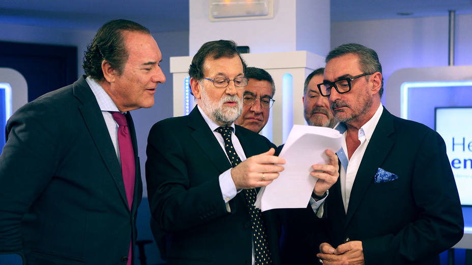 Mariano Rajoy muestra datos a Antonio Jiménez (director de El Cascabel), Carlos Herrera, Antonio San José (periodista) y Bieito Rubido (director de ABC)