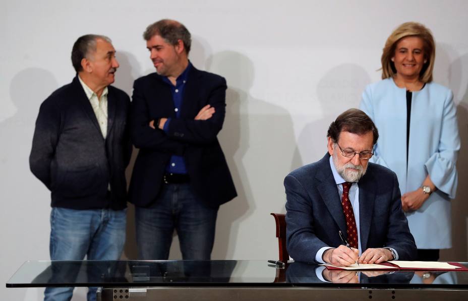 Rajoy firma acuerdo social para subida del SMI
