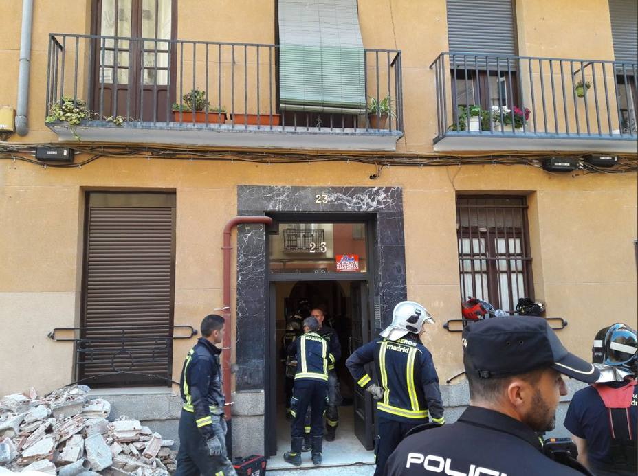 El derrumbe de una corrala en Madrid deja atrapados a varios vecinos