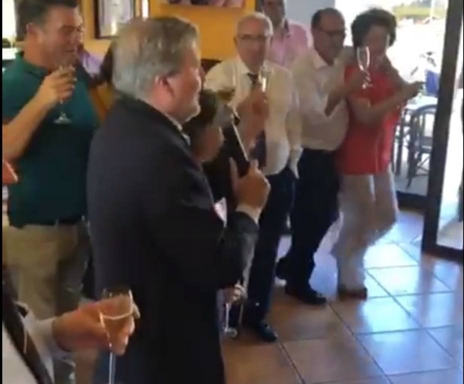Santamaría y Méndez de Vigo, deshinibidos en un karaoke en plena campaña