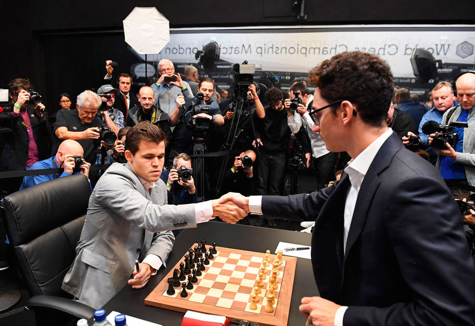 Carlsen tumba a Caruana por la vía rápida y retiene la corona (EFE)