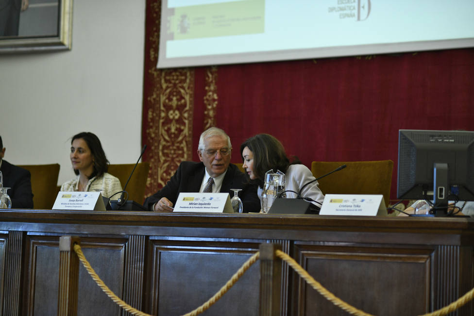 El ministro de Asuntos Exteriores, Josep Borrell, y la presidenta de la FundaciÃ³n Woman Forward (a su izquierda) durante la jornada organizada por la FundaciÃ³n Woman Forward y por la AsociaciÃ³n de DiplomÃ¡ticos Extrajeros Integrando la diversidad
