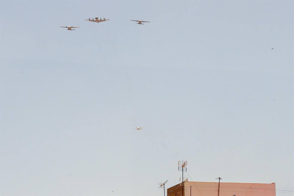 Aviones del Ejército del Aire sobrevolando Sevilla