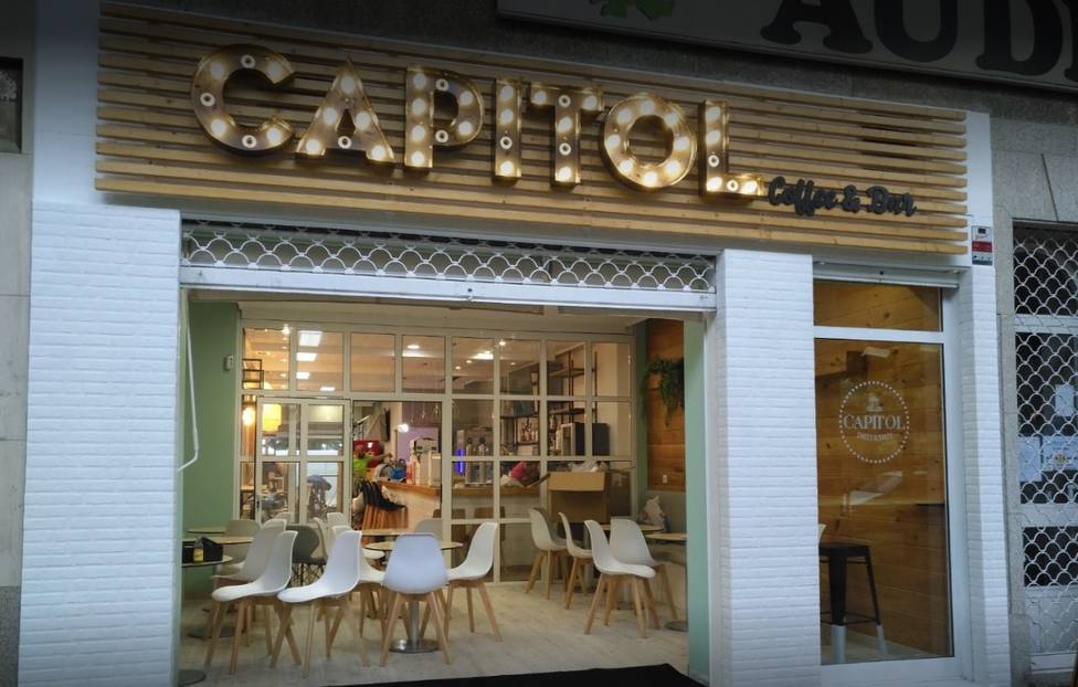 La cafetería Capitol está ubicada en el número 30 de la Avenida de Esteiro