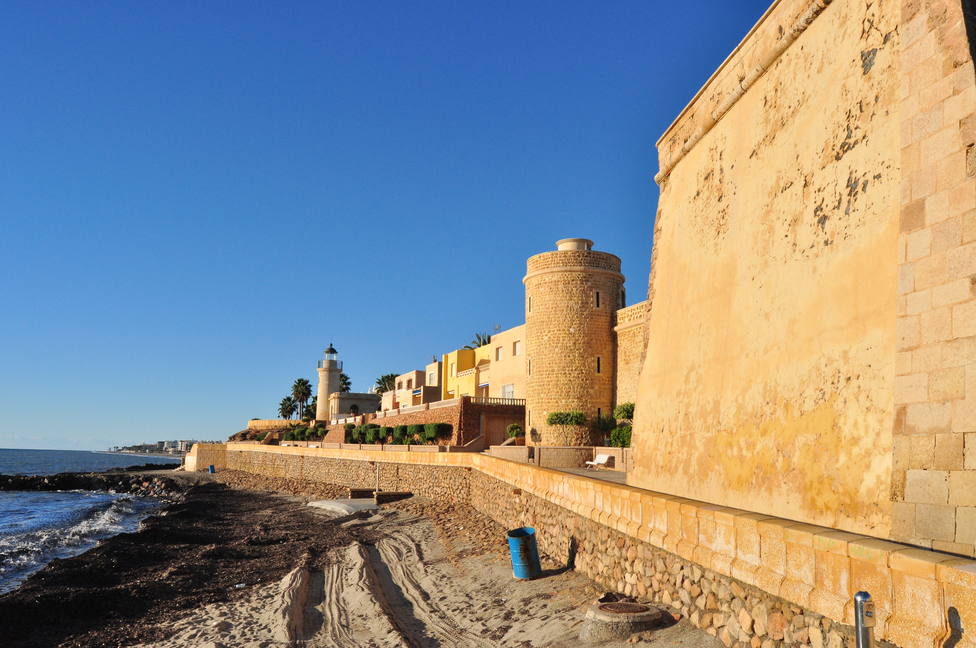 Roquetas de Mar, el pueblo almeriense que cuenta con el primer monumento a la peseta levantado en España