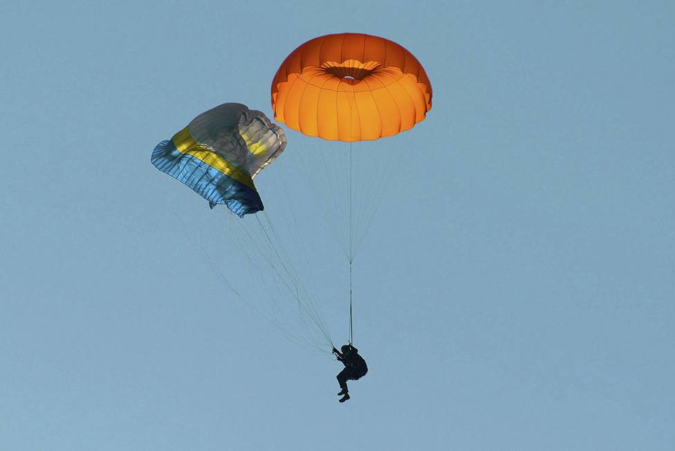 La milagrosa maniobra de un paracaidista en cuestión de segundos, que acabó por salvarle la vida