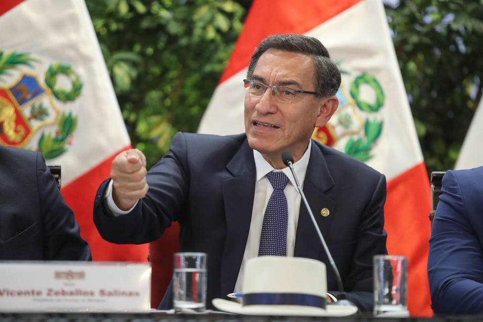 Vizcarra amenaza con denunciar a Olaechea si firma como presidente del Congreso de Perú