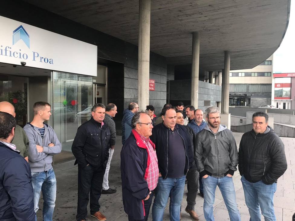 Delegados y responsables sindicales a las puertas de la sede de Endesa en A Coruña - FOTO: CIG