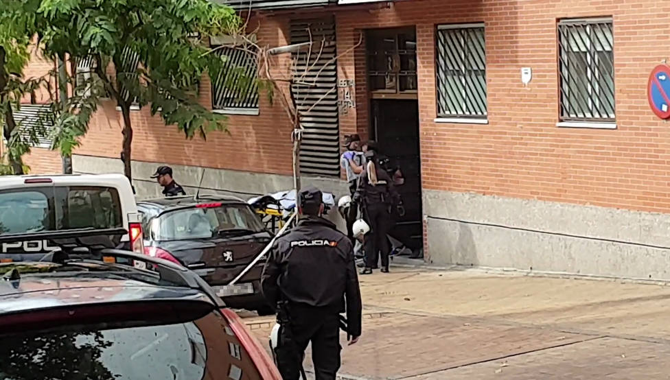 Los GEO utilizan una pistola táser para neutralizar al secuestrador de Leganés (Madrid)