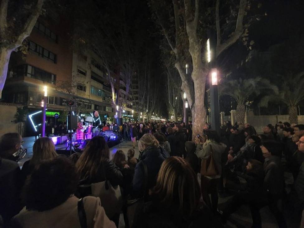 Miles de personas toman la Avenida Alfonso X en su primer día como paseo totalmente peatonal