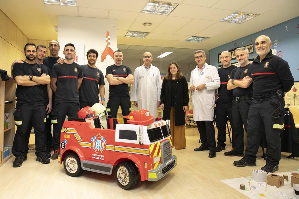 Camión de bomberos donados por el cuerpo coruñés al Materno