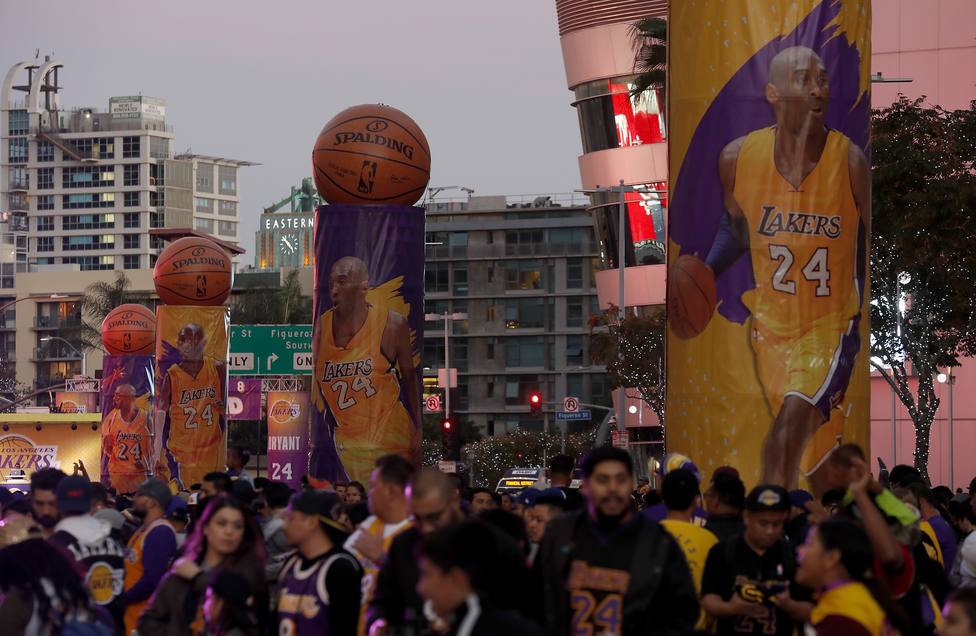 Los Angeles Lakers aplazan el derbi para seguir apoyando a la familia Bryant
