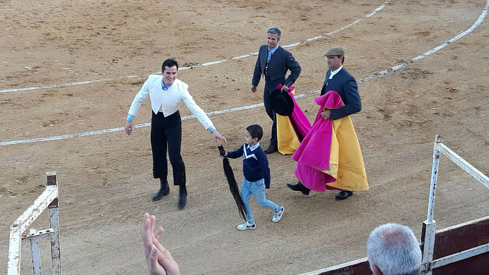 Daniel Luque paseando los máximos trofeos conquistados este sábado en el festival de Gerena