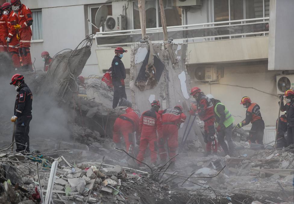 Los servicios de emergencia trabajando en labores de rescate tras el terremoto de Turquía