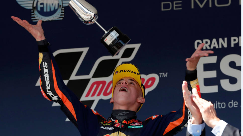 Pedro Acosta, en lo más alto del podio de Moto3 en el Gran Premio de España, en el circuito de Jerez. EFE