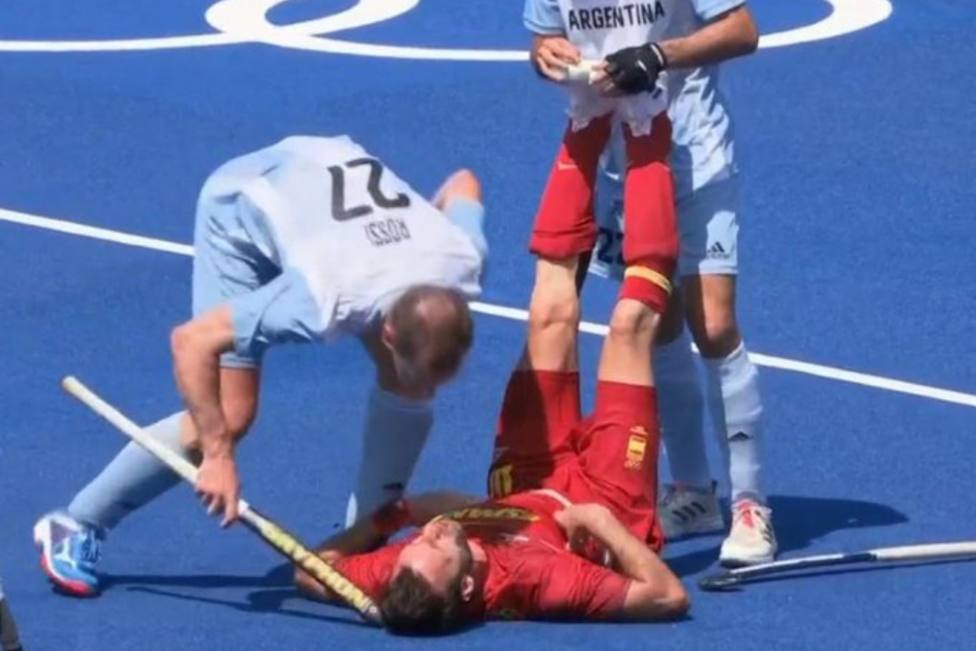 Así fue la fea acción de un jugador argentino que golpeó en la cabeza con su stick a David Alegre