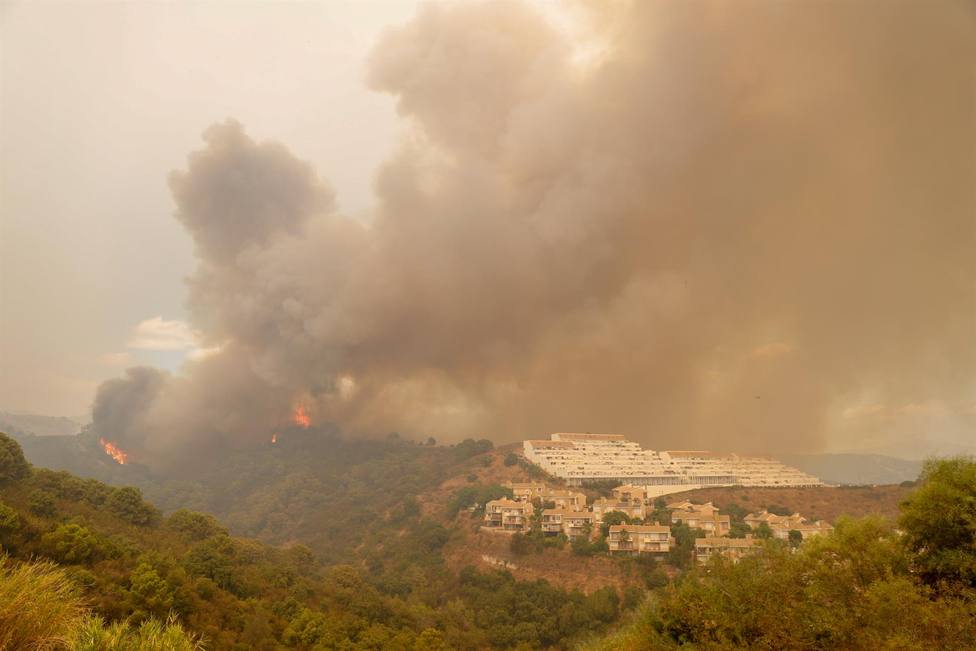 Cinco medios aéreos más y 22 efectivos para refuerzo se incorporan al incendio de Sierra Bermeja