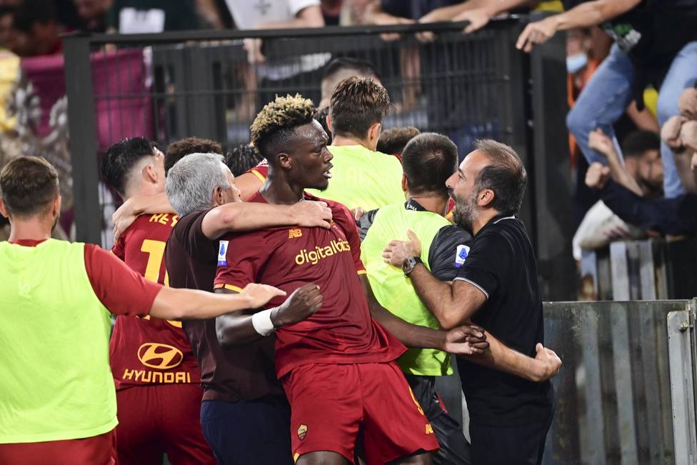 Los jugadores de la Roma celebran la victoria