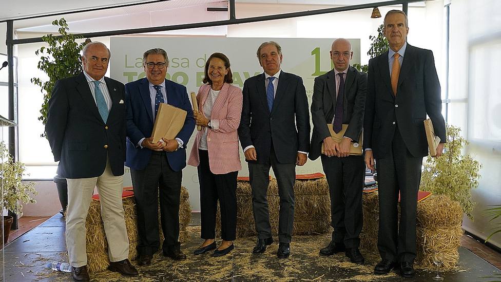 Foto de grupo de los ponentes y los miembros de la UCTL tras el acto celebrado en Sevilla