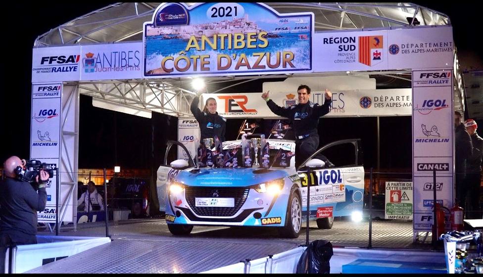 Édgar Vigo y Fátima Ameneiro en el podio de la prueba francesa - FOTO: Cedida